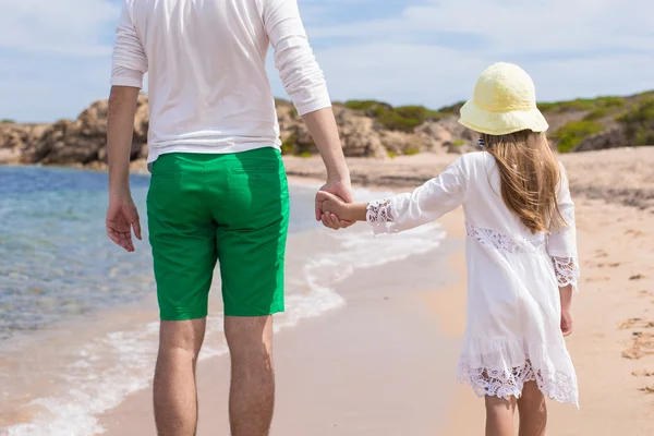 Padre joven e hija pequeña caminando al aire libre en la playa —  Fotos de Stock