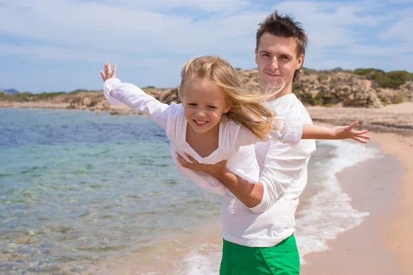 Lycklig far och söta lilla dotter ha roligt under strandsemester — Stockfoto