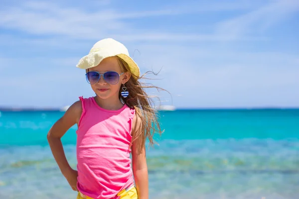 Adorable niña en la playa tropical durante las vacaciones europeas —  Fotos de Stock