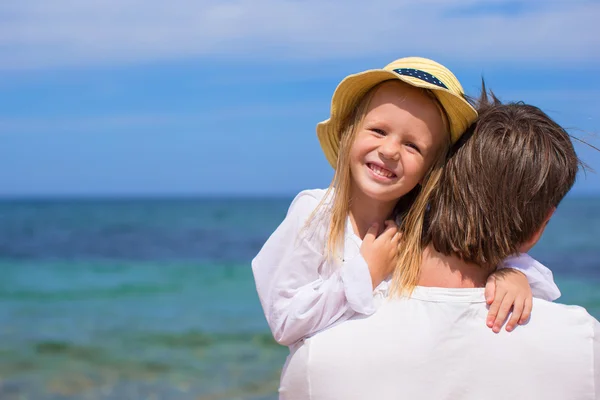 Unga far och söta lilla dotter ha roligt under strandsemester — Stockfoto