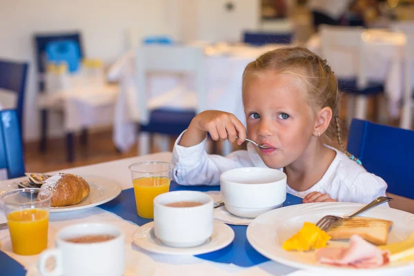 Rozkošná holčička s snídaně v restauraci — Stock fotografie