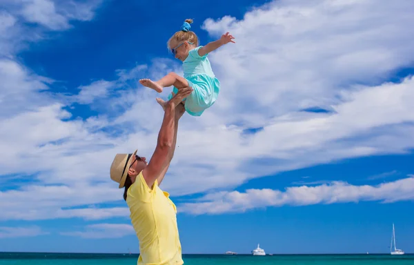 若い父と娘の小さな熱帯のビーチの休暇中に楽しい時を過す — ストック写真
