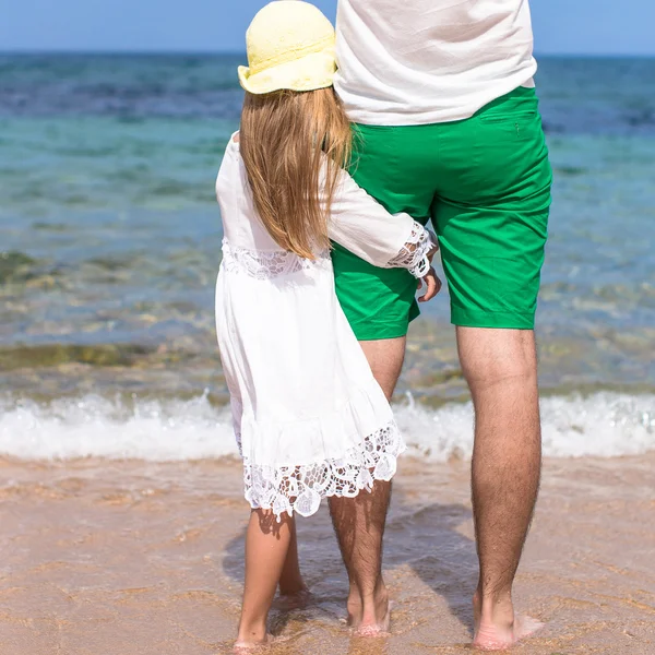 Happy father and adorable little daughter outdoors on the beach — Stock Photo, Image