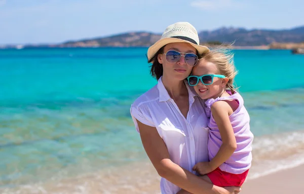 Giovane madre e la sua adorabile figlia durante le vacanze estive — Foto Stock