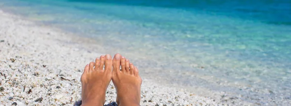 Nahaufnahme weiblicher Beine Hintergrund des türkisfarbenen Meeres — Stockfoto