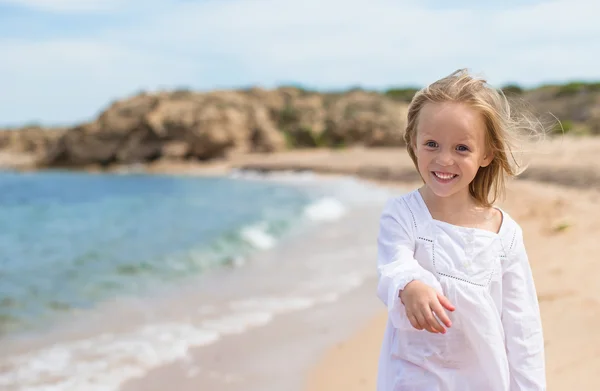 Adorable niña se divierten en la playa tropical — Foto de Stock