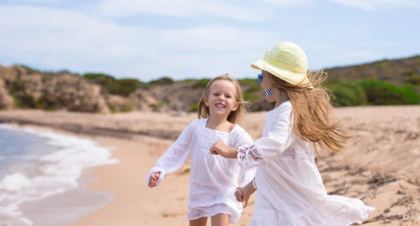 Adorable cute girls have fun on white beach during vacation — Stock Photo, Image