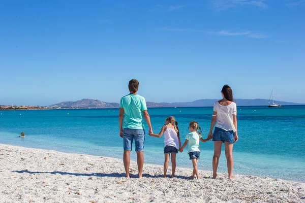 Famiglia felice durante le vacanze estive al mare — Foto Stock