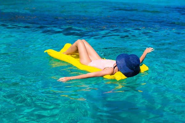 Vrouw ontspannen op opblaasbare matras in de zee — Stockfoto