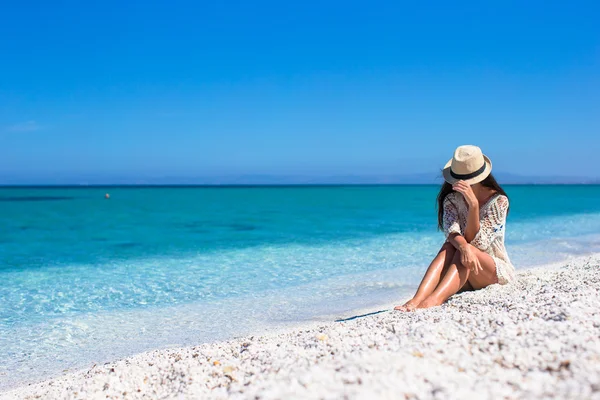 Krásná mladá dívka během italské dovolené na pláži s bílým — Stock fotografie