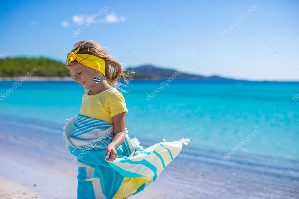 petite fille avez amusant avec serviette de plage et très heureux ... petite fille avez amusant avec serviette de plage et très heureux ...