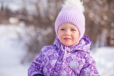 güneşli kış günü kar, küçük şirin mutlu kız portresi