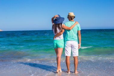 Arkadan Görünüm romantik bir çift beyaz plaj, tropikal tatil sırasında