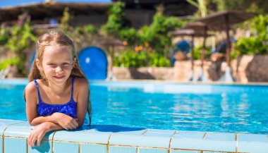 Yüzme havuzunda mutlu sevimli küçük kız