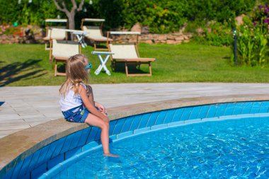 Yüzme havuzunda mutlu sevimli küçük kız