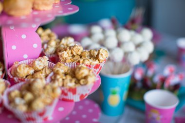 çocuklar parti tatlı tatlı tablosundaki Tarih bölümü patlamış mısır