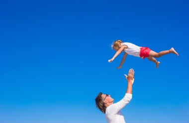 genç Baba ve küçük kızı tropikal plaj tatil sırasında eğlenin