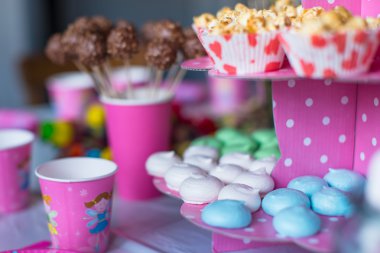 tatlı meringues renkli, patlamış mısır, kremalı kek ve pasta açılır masaya