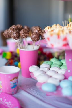 tatlı meringues renkli, patlamış mısır, kremalı kek ve pasta açılır masaya