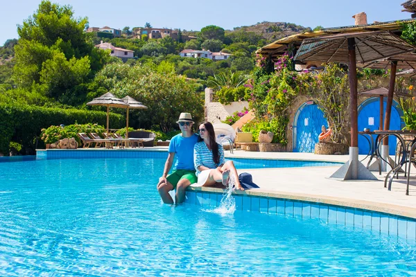 Young romantic couple near swimming pool at exotic resort — Stock Photo, Image