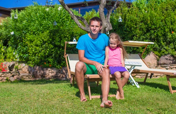 父亲和女儿在玩户外的热带度假 — 图库照片