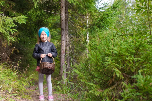 Liten glad tjej plocka upp svamp i höst skog — Stockfoto