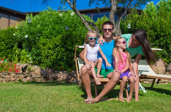 Feliz hermosa familia posando durante las vacaciones de verano — Foto de Stock
