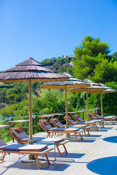 Chaises longues et piscine à débordement sur un incroyable lagon tropical — Photo