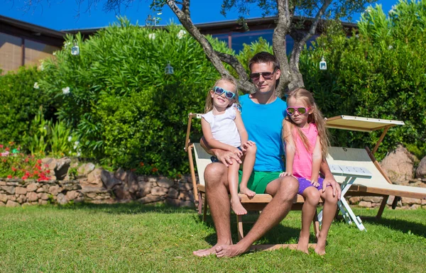 Père heureux et ses adorables petites filles s'amusent le jour ensoleillé — Photo