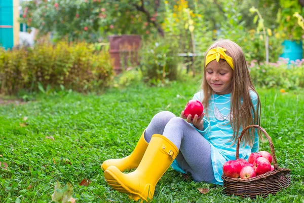 Bambina con cesto di mele in autunno — Foto Stock