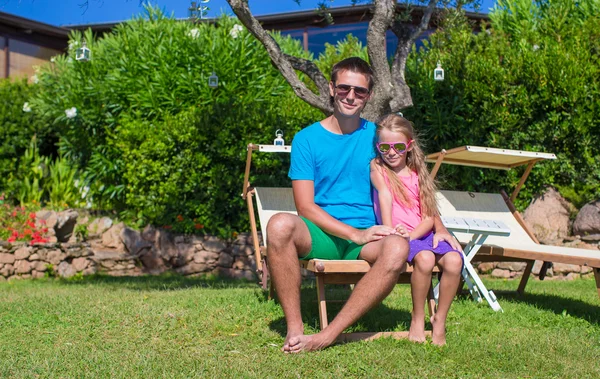 Junger Vater und kleine Tochter im Sommerurlaub mit Spaß im Freien — Stockfoto