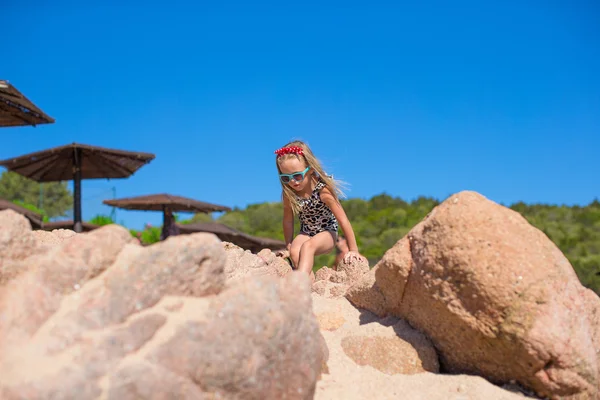 Adorable linda chica divertirse en la playa blanca durante las vacaciones —  Fotos de Stock