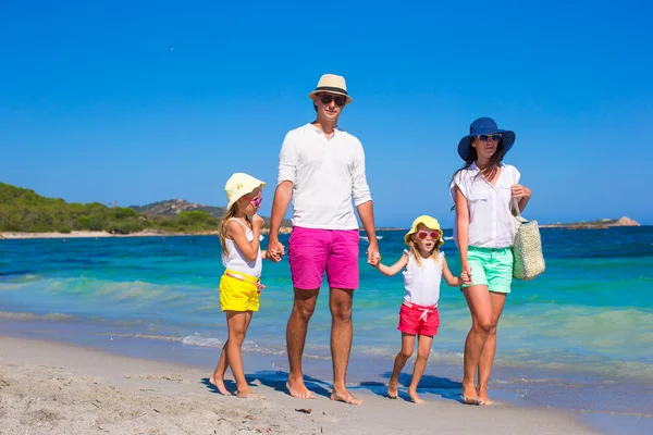 Счастливая семья из четырех человек на пляжном отдыхе — стоковое фото