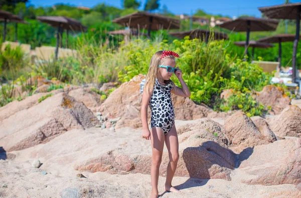 Adorável bonito menina se divertir na praia branca durante as férias — Fotografia de Stock