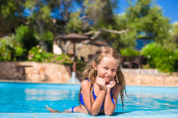 Urocze dziewczynki szczęśliwy zabawy w basenie — Zdjęcie stockowe