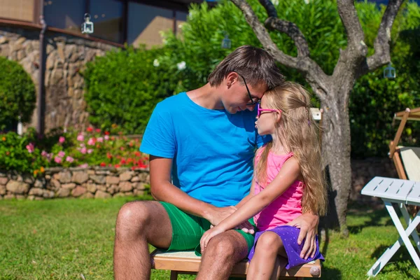Młody ojciec i córeczki w tropikalny wakacje zabawa zewnątrz — Zdjęcie stockowe