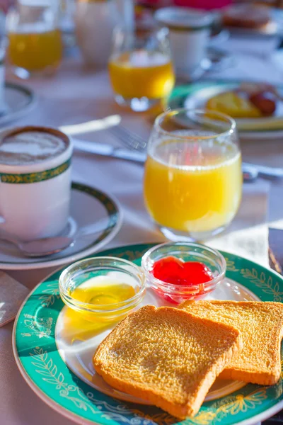 Café da manhã saudável na mesa close-up no resort restaraunt ao ar livre — Fotografia de Stock