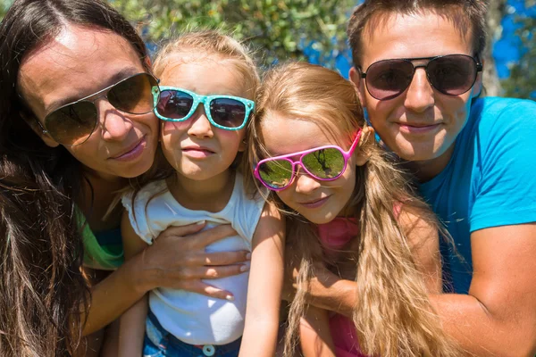 Retrato de hermosa familia de cuatro en vacaciones tropicales — Foto de Stock