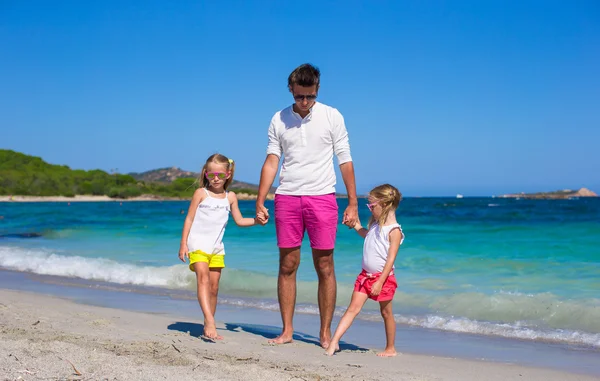 Jonge vader en kleine meisjes have fun tijdens tropische vakantie — Stockfoto