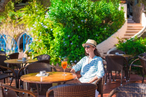Jovem com coquetel no café oitdoor no resort exótico — Fotografia de Stock