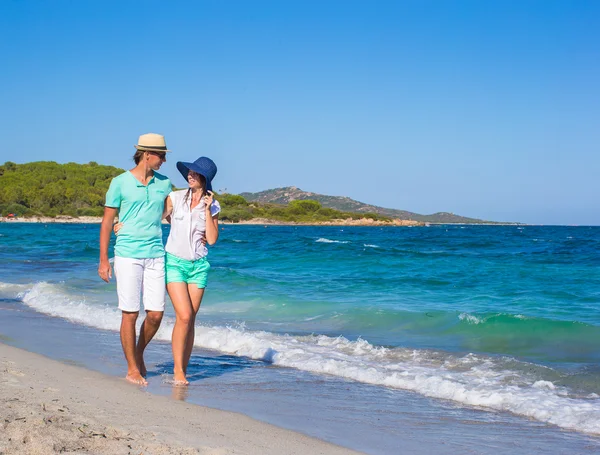 Tropik tatil sırasında kumsalda yürüyen güzel genç Çift — Stok fotoğraf