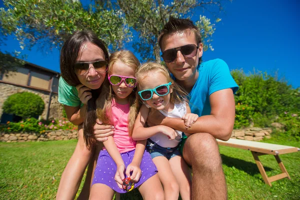 Porträtt av vackra familj av fyra på tropiska semester — Stockfoto