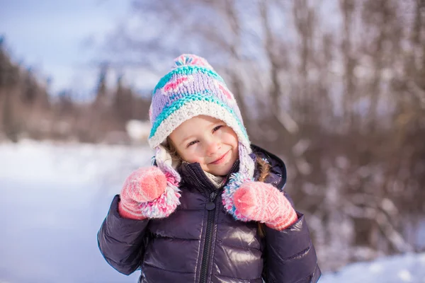 Snowy orman kış şapkalı küçük sevimli kız portresi — Stok fotoğraf