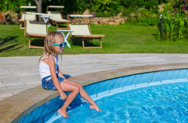 Αξιολάτρευτο ευτυχισμένη κοριτσάκι στην πισίνα — Φωτογραφία Αρχείου
