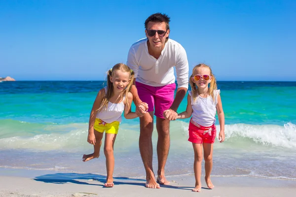 Young father and little girls have fun together during tropical vacation — Stock Photo, Image