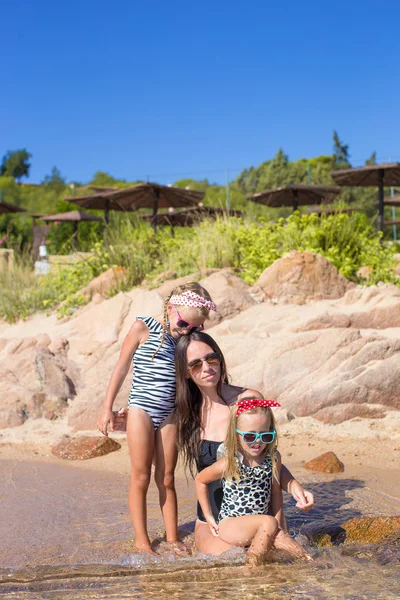 年轻的母亲和两个孩子在异国海滩上阳光灿烂的日子 — 图库照片