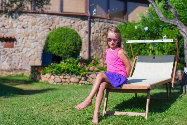 Szczęśliwa dziewczynka na leżaku plaża na zewnątrz — Zdjęcie stockowe