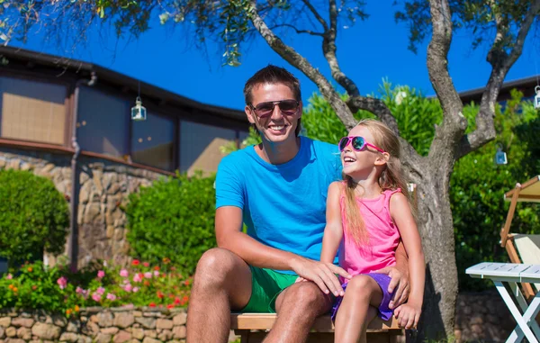 Portrait of father and little daughter at tropical vacation having fun outdoor — Stock Photo, Image