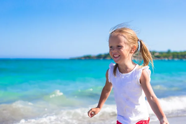 Bedårande liten flicka spelar på vita stranden under tropiska semester — Stockfoto