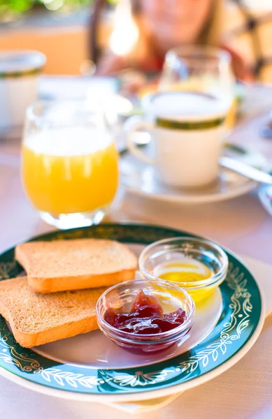 Desayuno saludable en la mesa de cerca en restaraunt resort al aire libre —  Fotos de Stock